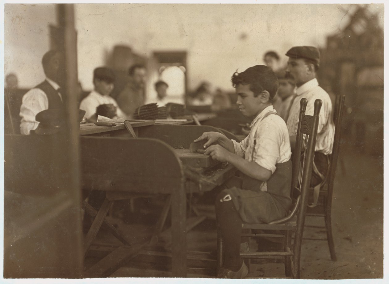Praktykant dziecięcy w Fabryce Cygar De Pedro Casellas, Tampa, Floryda, 1909 r. autorstwa Lewis Wickes Hine