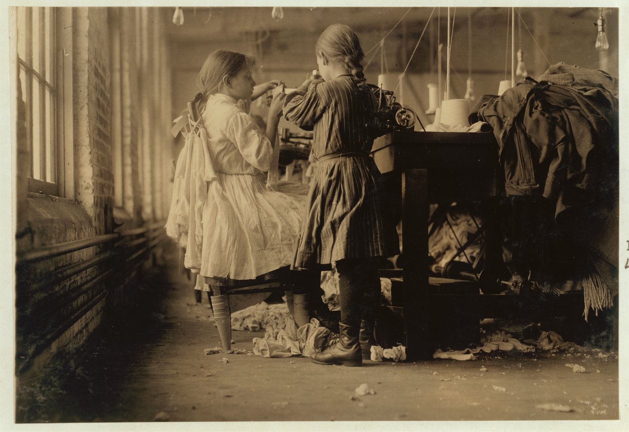Dziecięcy raveler i looper w Loudon Hosiery Mills, Tennessee, 1910 autorstwa Lewis Wickes Hine