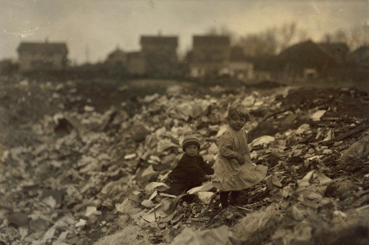Dzieci na wysypisku śmieci w Rhode Island autorstwa Lewis Wickes Hine