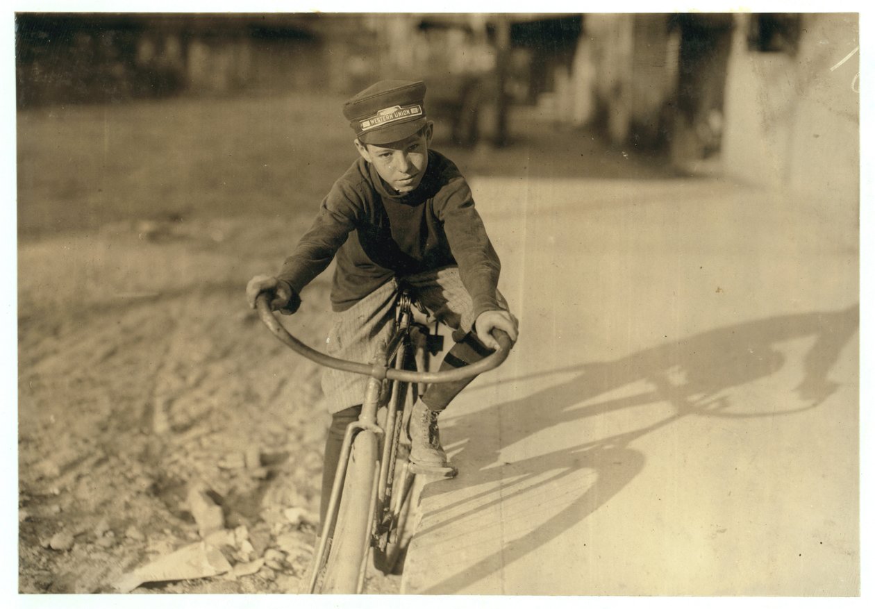 Curtin Hines lat 14, posłaniec Western Union od 6 miesięcy, Houston, Teksas, 1913 autorstwa Lewis Wickes Hine