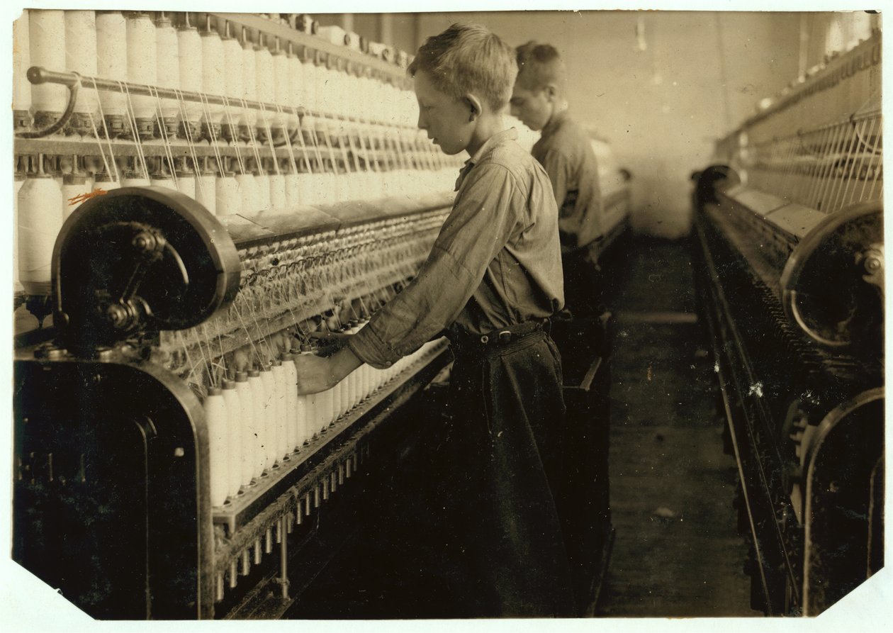 Doffers zastępujące pełne szpulki w Indian Orchard Cotton Mill, Massachusetts, 1916 autorstwa Lewis Wickes Hine