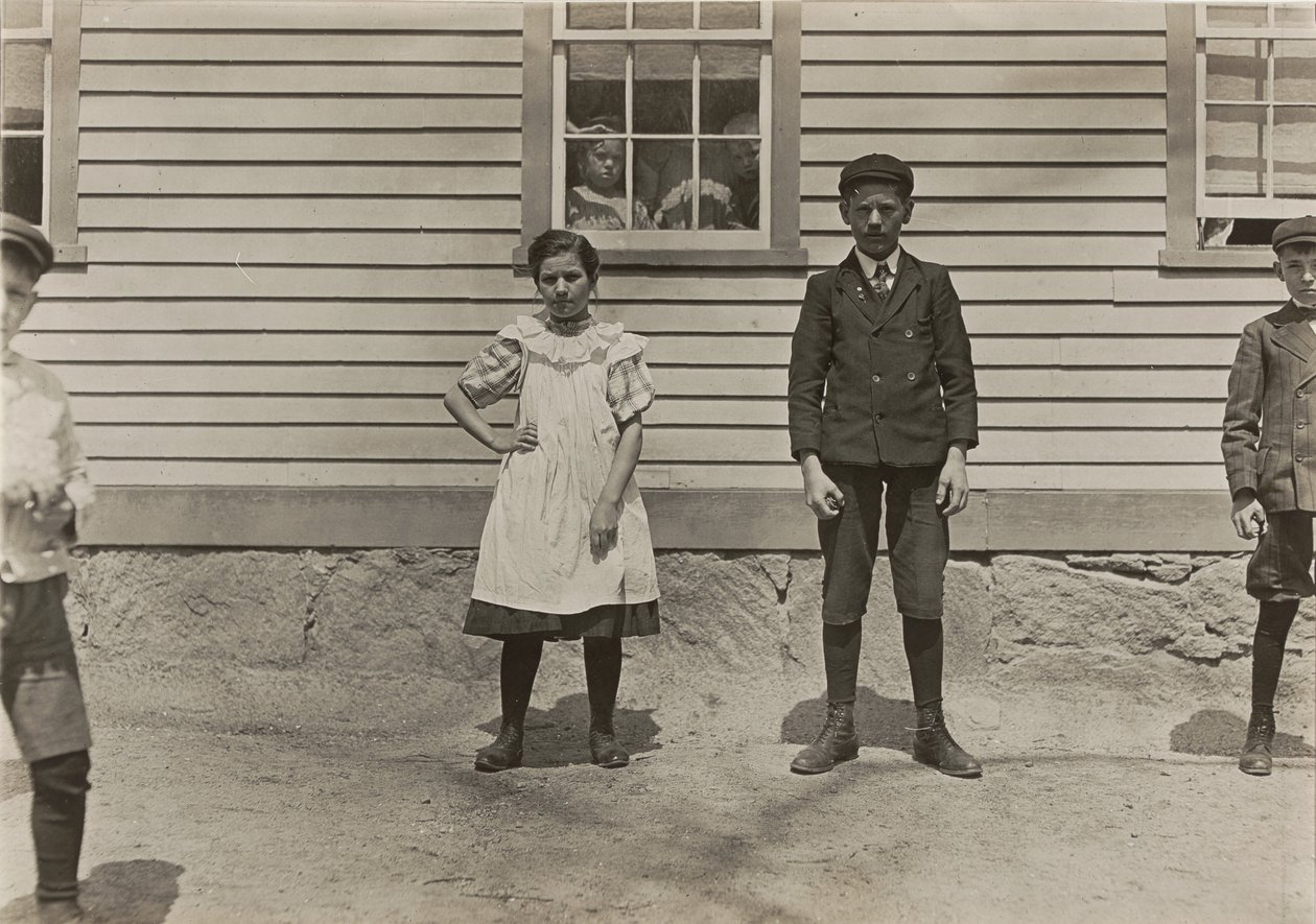Edward St. Germain i jego siostra Delia, robotnicy młyna, Phoenix, Rhode Island, kwiecień 1909, 3379. autorstwa Lewis Wickes Hine