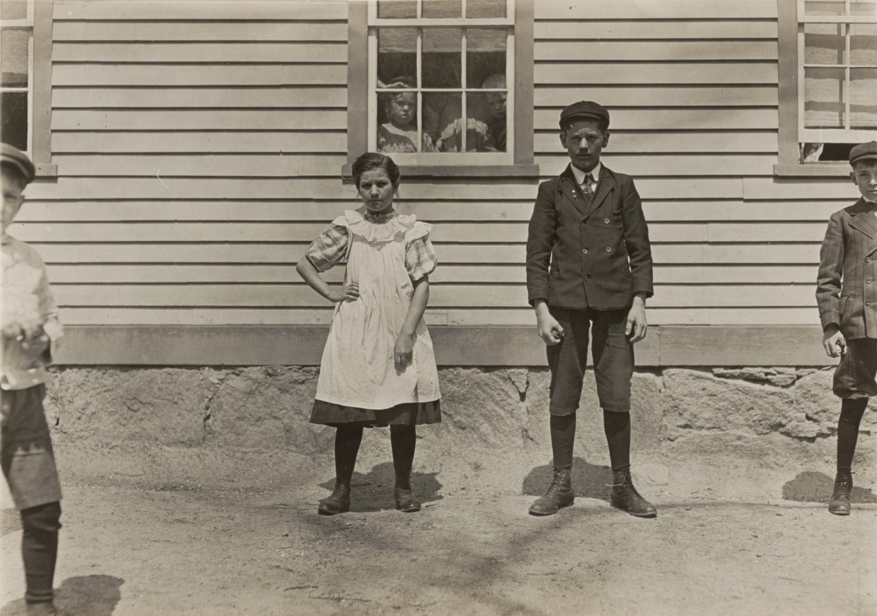 Edward St. Germain i jego siostra Delia, pracownicy młyna, Phoenix, Rhode Island, kwiecień 1909 autorstwa Lewis Wickes Hine