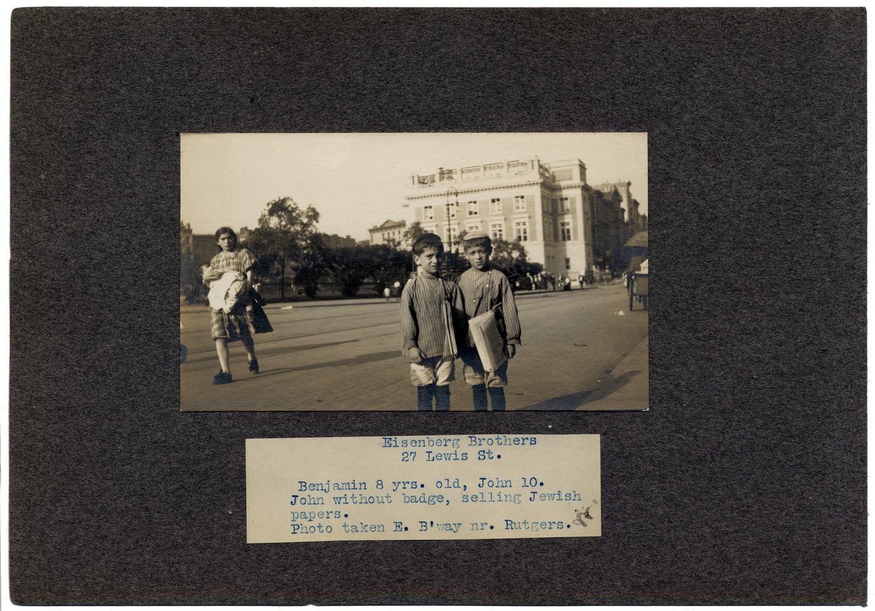 Bracia Eisenberg, 27 Lewis Street, Nowy Jork, c.1910-13 autorstwa Lewis Wickes Hine