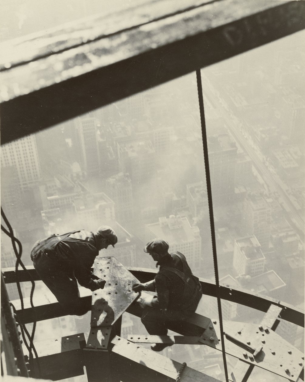 Empire State Building, Nowy Jork, 1931 autorstwa Lewis Wickes Hine