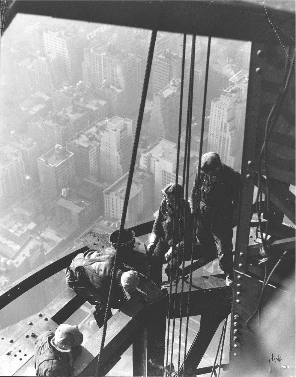 Empire State Building, Nowy Jork, ok. 1930 autorstwa Lewis Wickes Hine