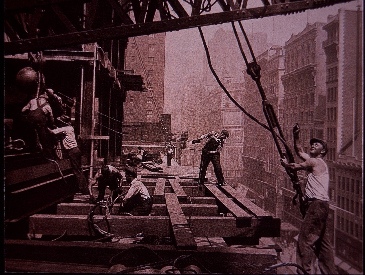 Empire State Building w budowie, pokazujący gang dźwigowy przy pracy autorstwa Lewis Wickes Hine