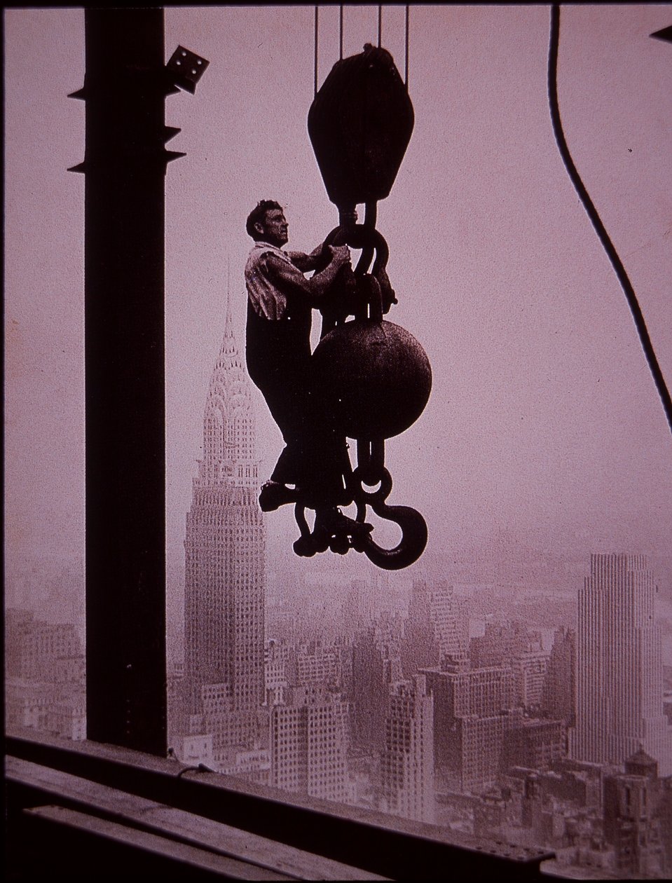 Empire State Building w budowie, ukazujący członka załogi derrick autorstwa Lewis Wickes Hine
