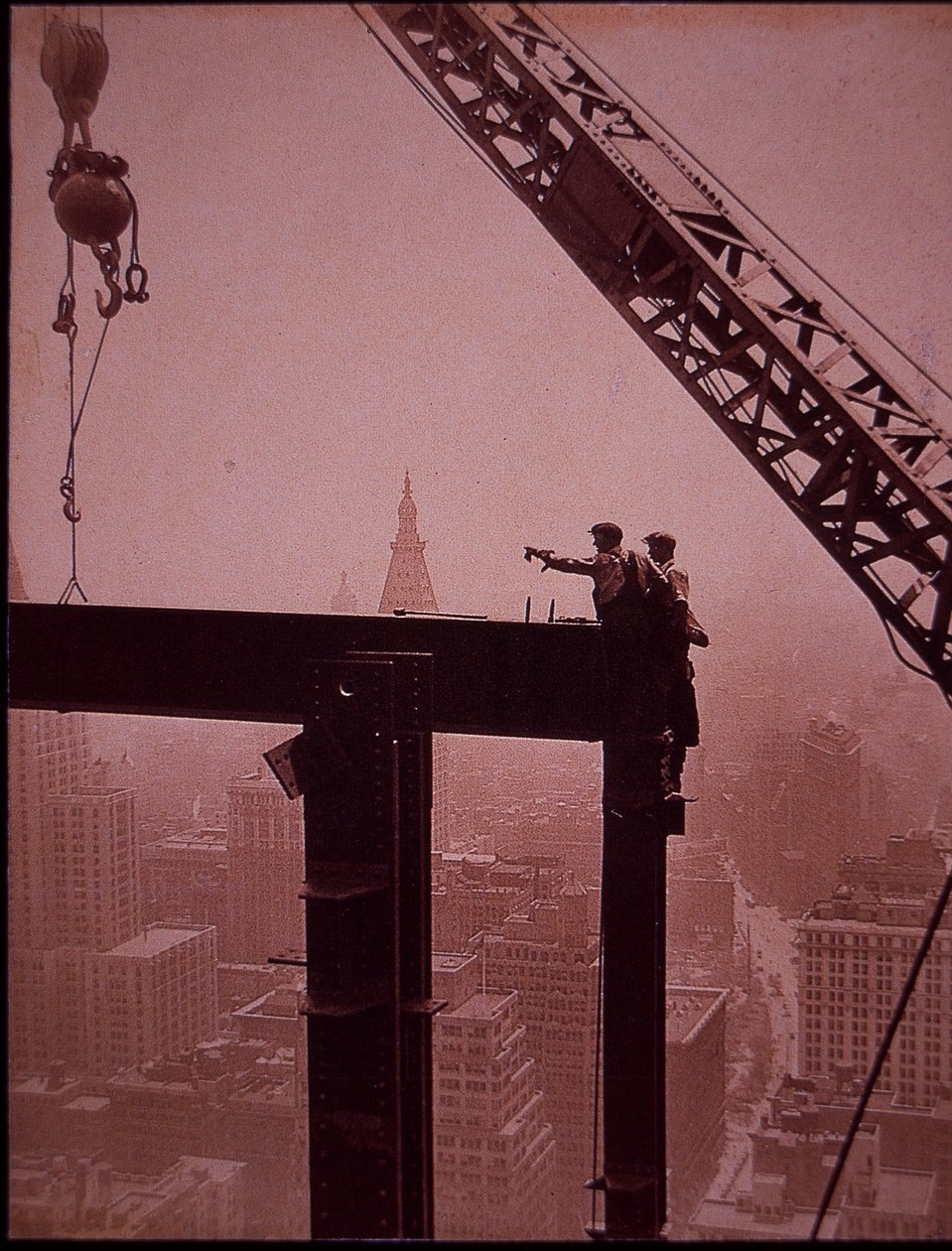 Empire State Building w budowie, pokazujący układanie stalowego dźwigara autorstwa Lewis Wickes Hine