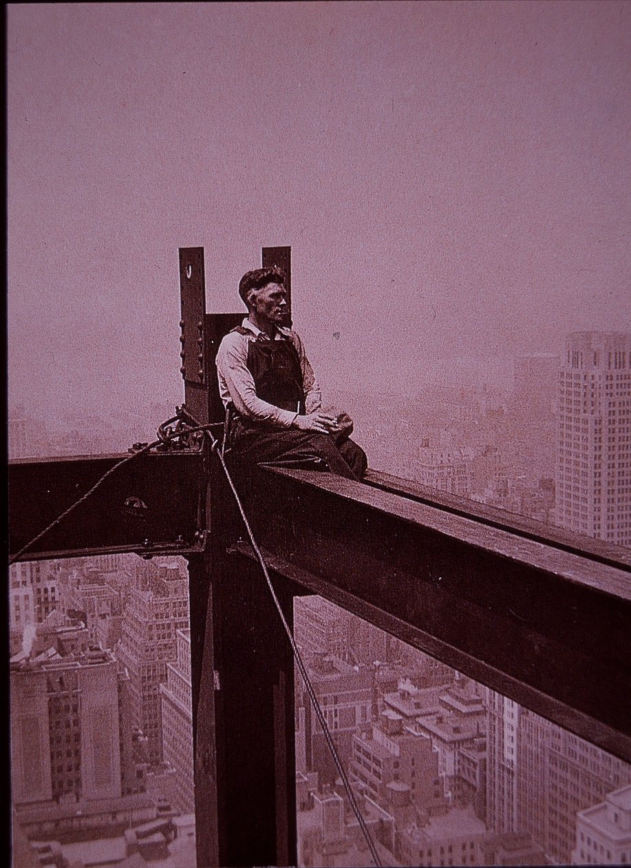 Empire State Building w budowie, pokazujący robotnika na przerwie autorstwa Lewis Wickes Hine