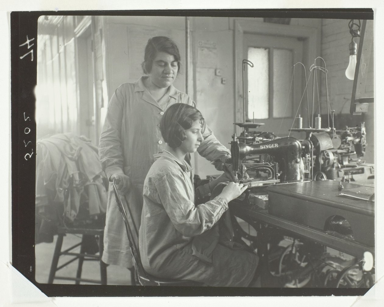 Pracownicy fabryki autorstwa Lewis Wickes Hine