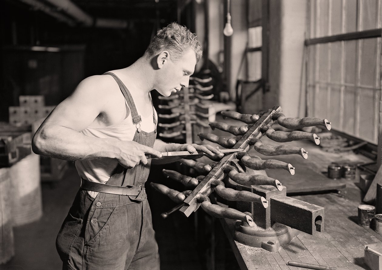 Pracownik fabryki w Paragon Rubber Company, Massachusetts . 1936 autorstwa Lewis Wickes Hine