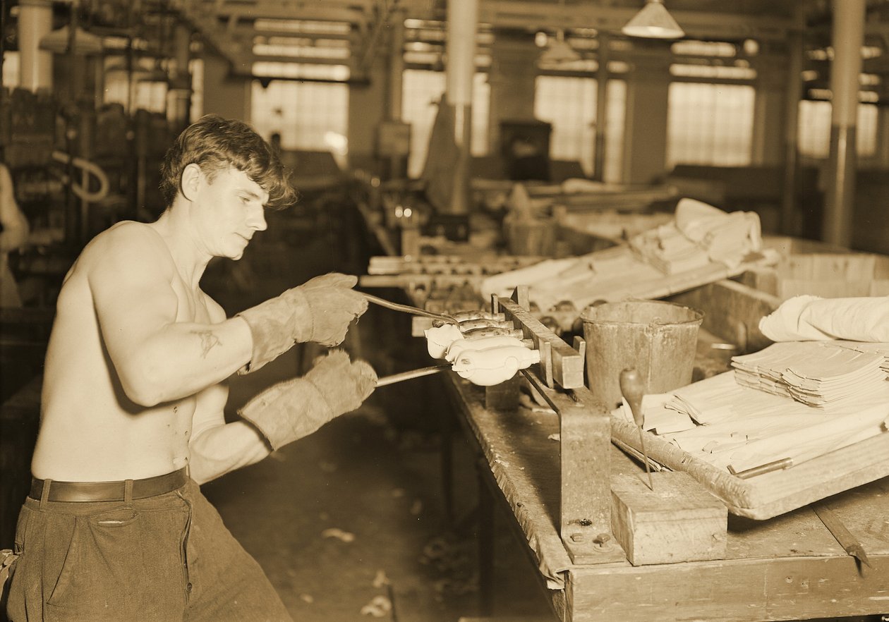 Pracownik fabryki Paragon Rubber Company, Massachusetts. 1936 autorstwa Lewis Wickes Hine