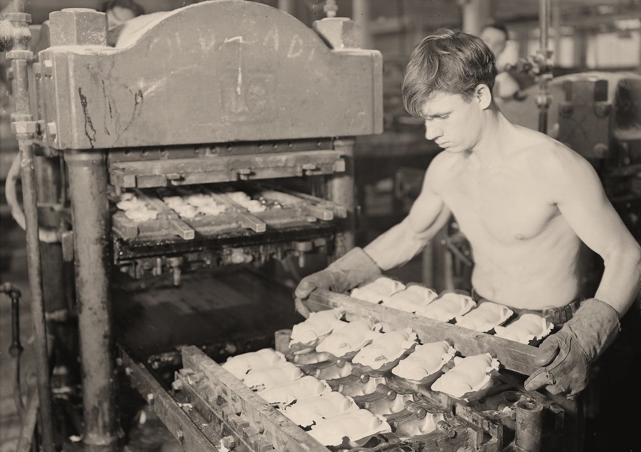 Pracownik fabryki w Paragon Rubber Company, Massachusetts . 1936 autorstwa Lewis Wickes Hine