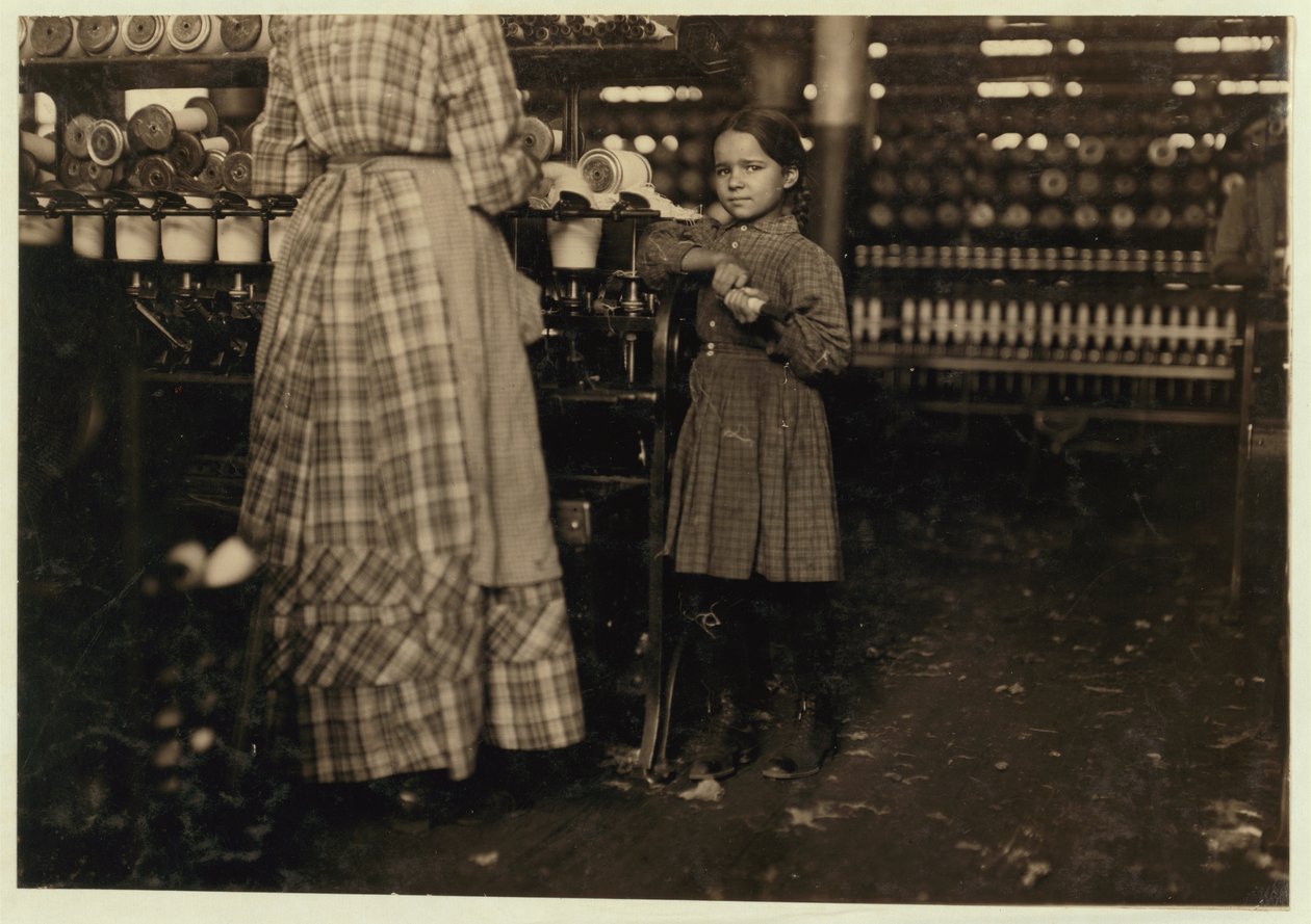 Fannie, 48 cali wysokości, w wieku 7 lat, jedno z 19 dzieci pomagających siostrze w Elk Mills, Fayetteville, Tennessee, 1910 r. autorstwa Lewis Wickes Hine