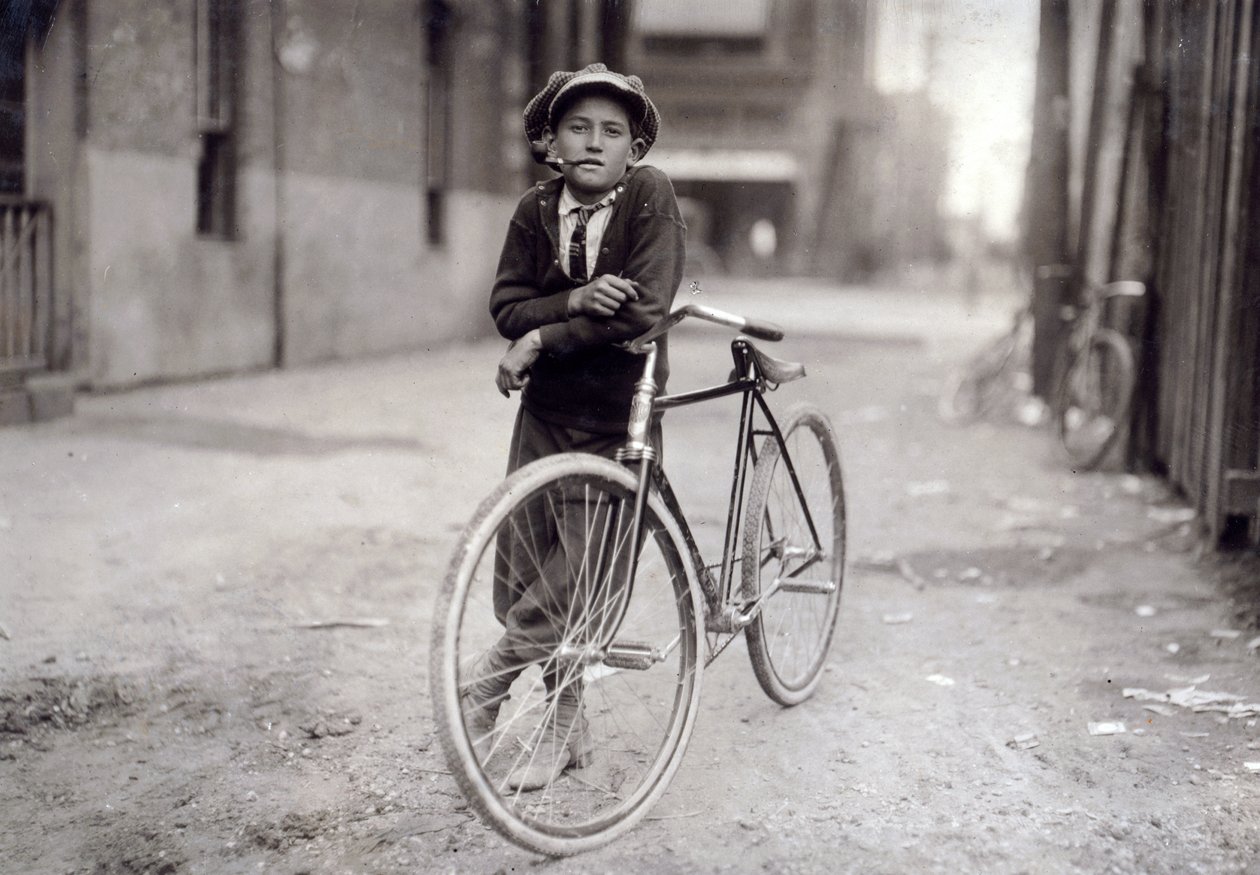 Piętnastoletni chłopiec na posłańcu pracujący dla Mackay Telegraph Company, Waco, Teksas, 1913 autorstwa Lewis Wickes Hine