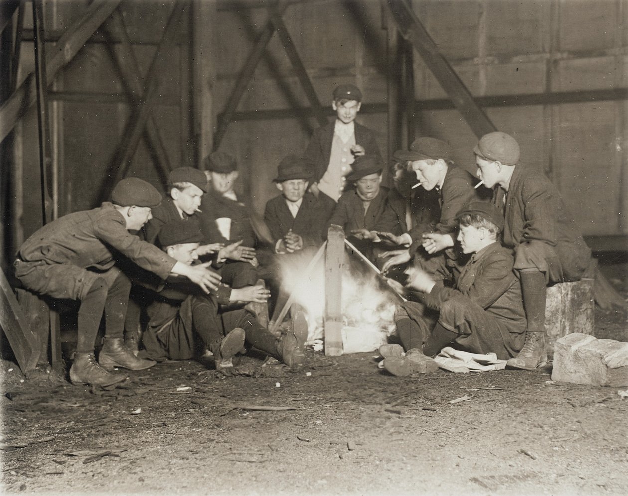 Gang Gazeciarzy o 22:00, 1910 autorstwa Lewis Wickes Hine
