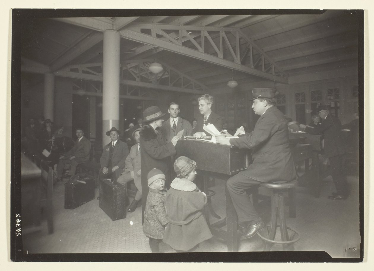 Niemiecka rodzina, tłumacz i rejestrator na Ellis Island autorstwa Lewis Wickes Hine