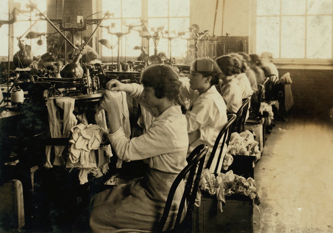 Dziewczęta szyjące pończochy w Ipswich Mills w Bostonie, Massachusetts autorstwa Lewis Wickes Hine