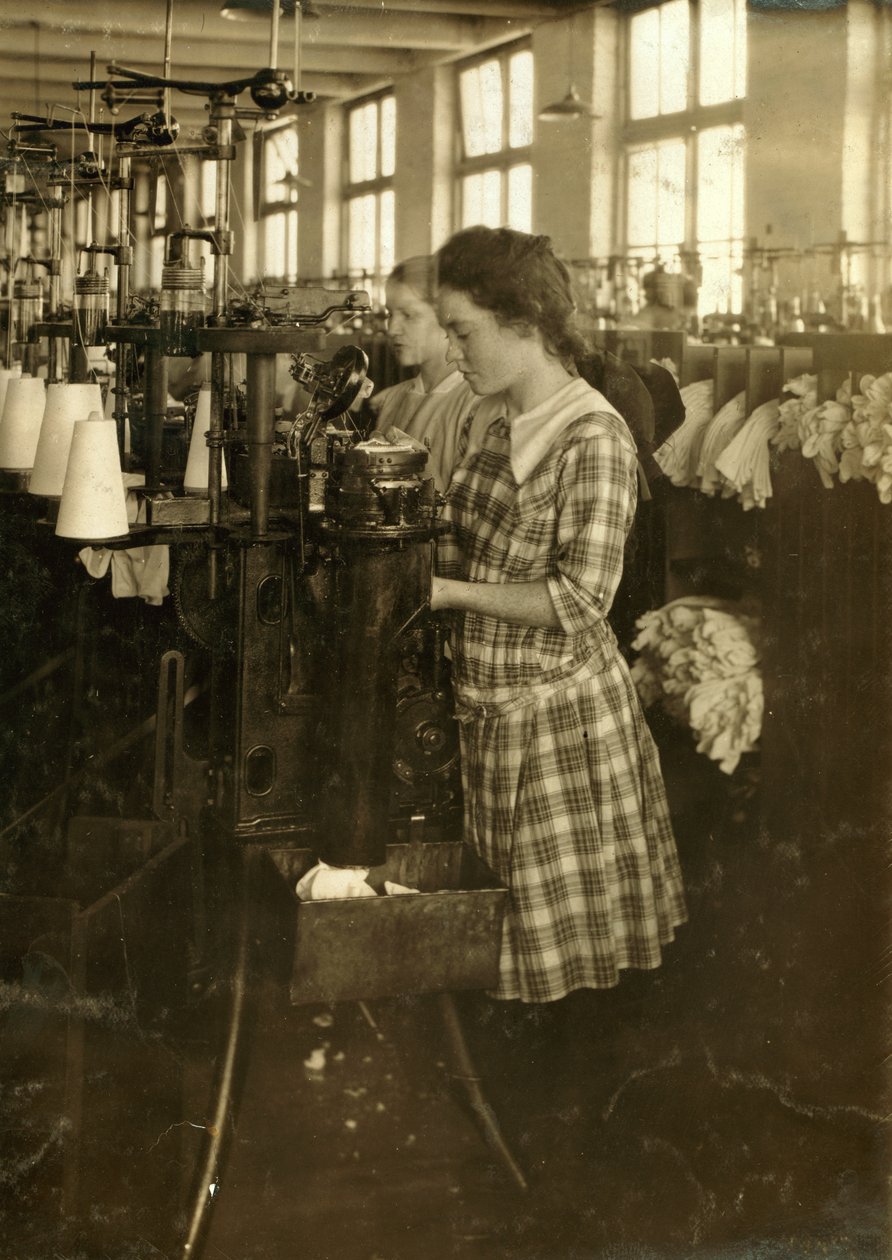 Dziewczęta szyjące pończochy w Ipswich Mills w Bostonie, Massachusetts autorstwa Lewis Wickes Hine