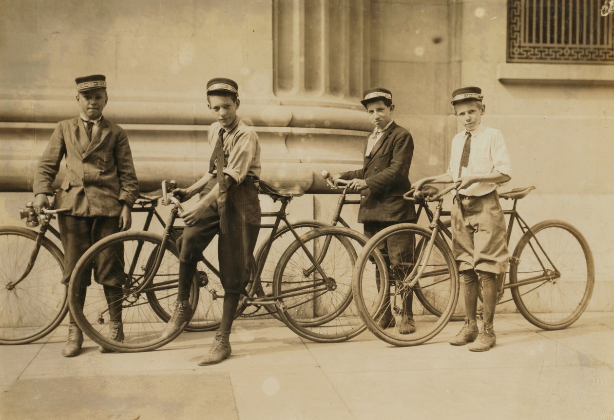 Grupa Posłańców Western Union w Norfolk w stanie Wirginia, 1911 r. autorstwa Lewis Wickes Hine