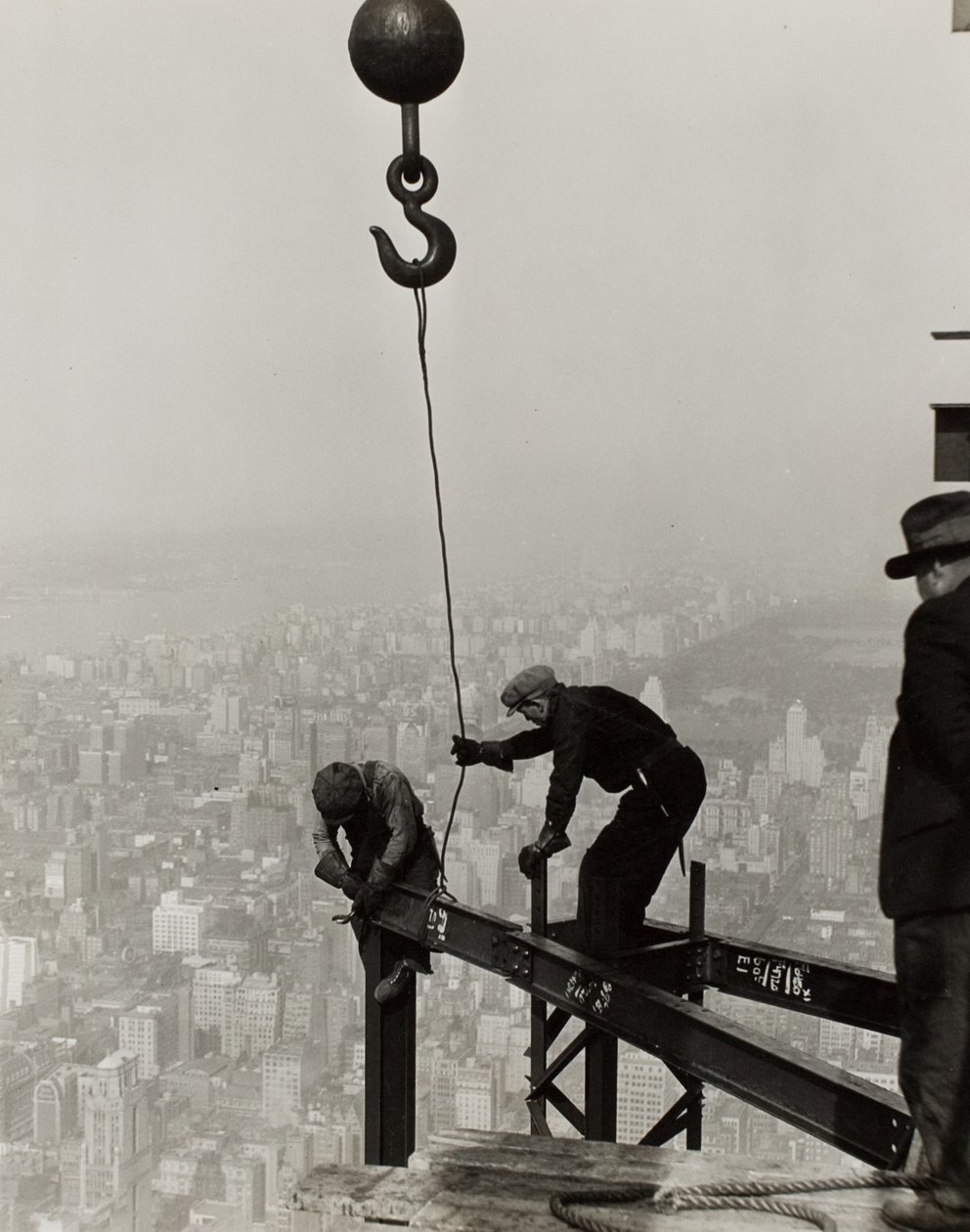 Wysoko na Empire State Building, Nowy Jork. autorstwa Lewis Wickes Hine