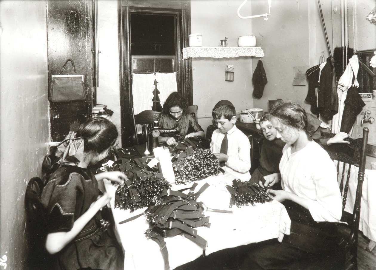 Praca chałupnicza (wyrób podwiązek) autorstwa Lewis Wickes Hine