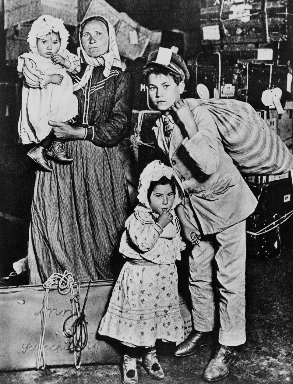 Imigranci przybywający na Ellis Island na początku XX wieku (zdjęcie czarno-białe) autorstwa Lewis Wickes Hine