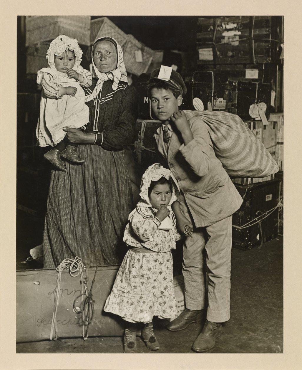 Włoska rodzina szuka zgubionego bagażu, Ellis Island autorstwa Lewis Wickes Hine