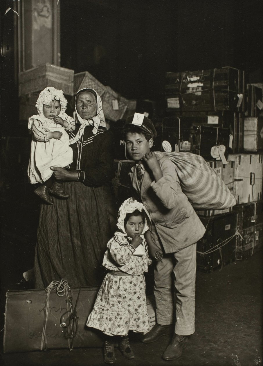 Włoska rodzina poszukująca zagubionego bagażu, Ellis Island autorstwa Lewis Wickes Hine