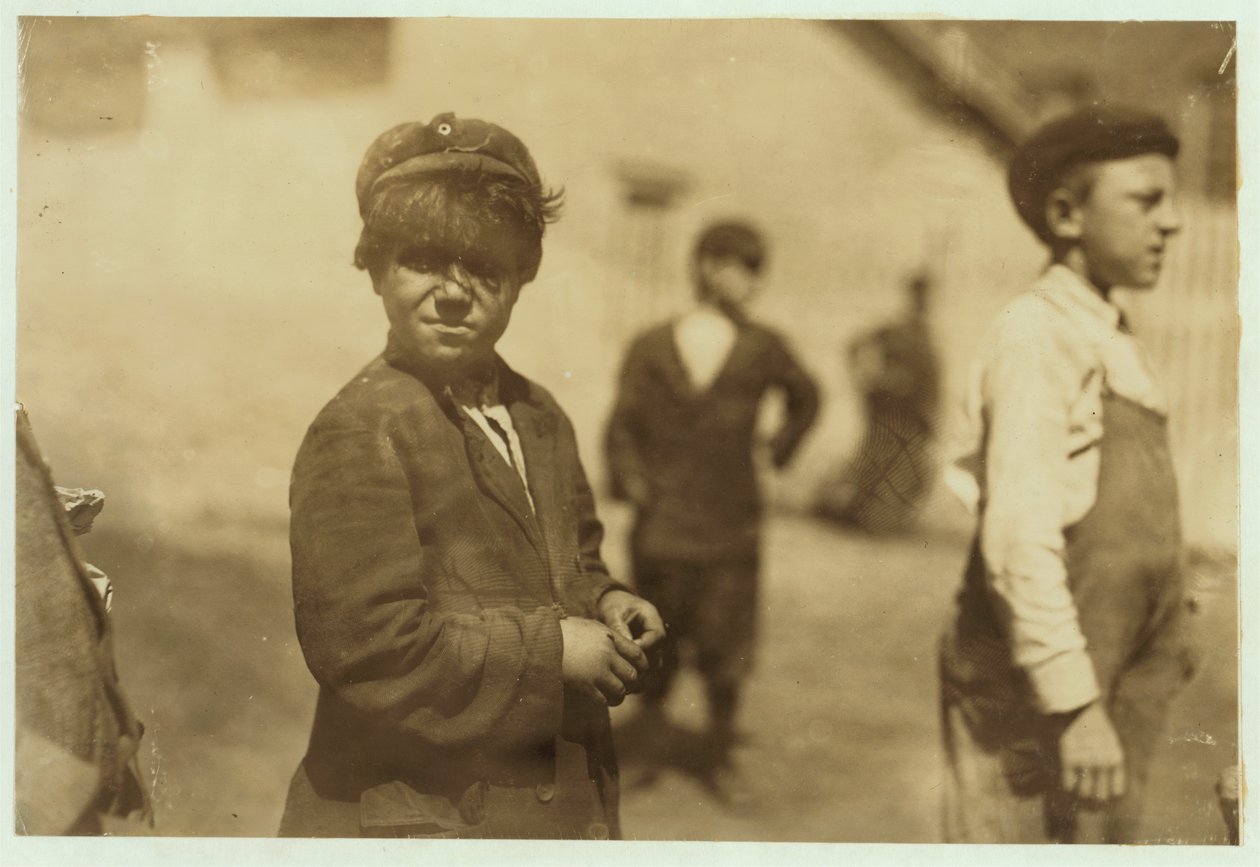 Joe (Jose) Mello, lat 8 lub 9 pracuje jako zamiatacz w New Bedford, Massachusetts, 1911. autorstwa Lewis Wickes Hine