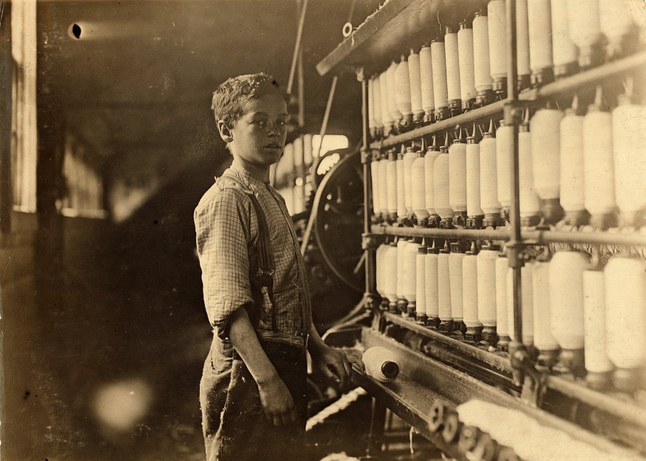 John Dempsey, 11 lub 12 lat, sobotni robotnik w przędzalni mułów w Jackson Mill, Fiskeville, Rhode Island, 1909 autorstwa Lewis Wickes Hine