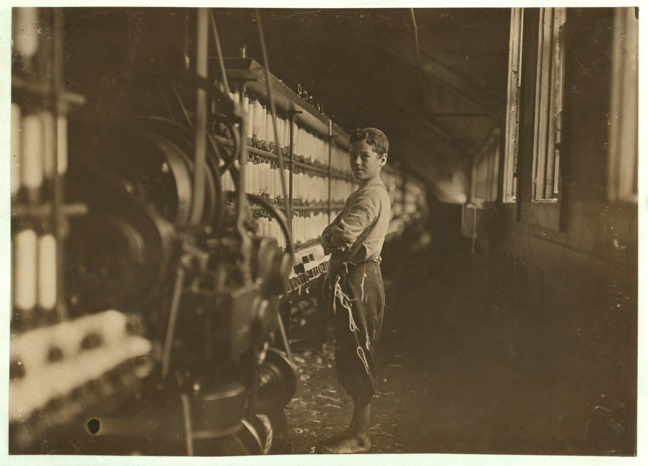 John Dempsey, 11 lub 12 lat, sobotni robotnik w przędzalni mułów w Jackson Mill, Fiskeville, Rhode Island, 1909 autorstwa Lewis Wickes Hine