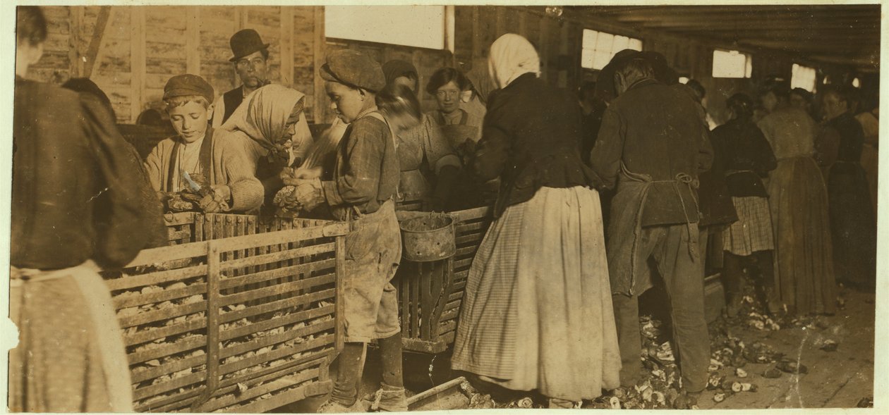 Johnnie, ostrygowiec w wieku 9 lat obserwowany przez szefa (z fajką) obrzydliwej szopy w Dunbar, Luizjana, 1911 autorstwa Lewis Wickes Hine