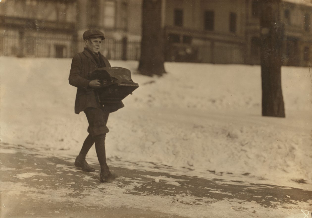 Louis A. Caulfield, lat 16, na Boston Common dostarczając ciężką maszynę do pisania około 12 mil dla Model Typewriter Inspection Co. zarabiającą 6 USD tygodniowo, 1917 autorstwa Lewis Wickes Hine