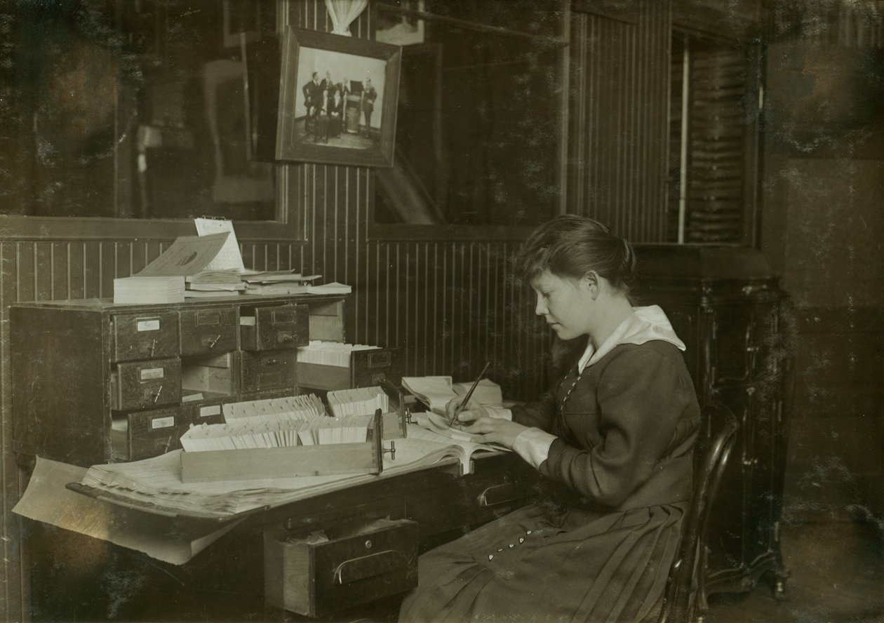 Malvina Amundsen, 15-letnia dziewczyna pracująca w biurze Eastern Talking Machine Co. przy 177 Tremont Street w Bostonie, Massachusetts autorstwa Lewis Wickes Hine
