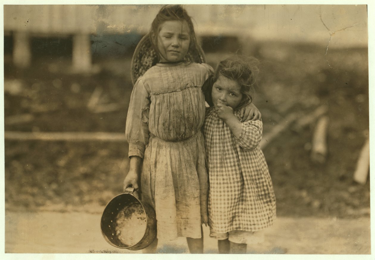 Maud i Grade Daly, w wieku 5 i 3 lat, codziennie wybierają około garnka krewetek dla Peerless Oyster Company, Bay St. Louis, Mississippi, 1911 autorstwa Lewis Wickes Hine
