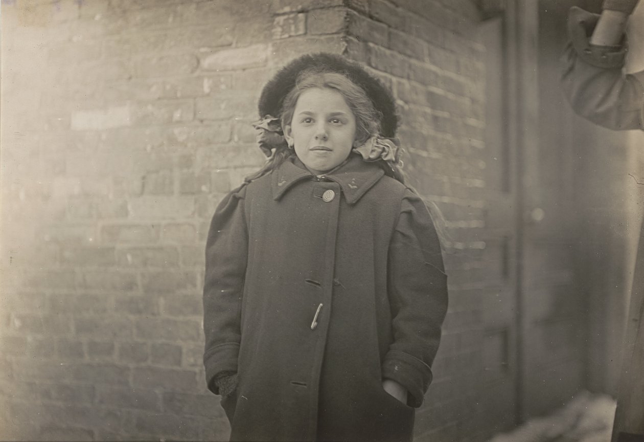 Mery Horn, stan garbusa pogarszany przez ciężar papierów, które nosiła..., marzec 1909. autorstwa Lewis Wickes Hine