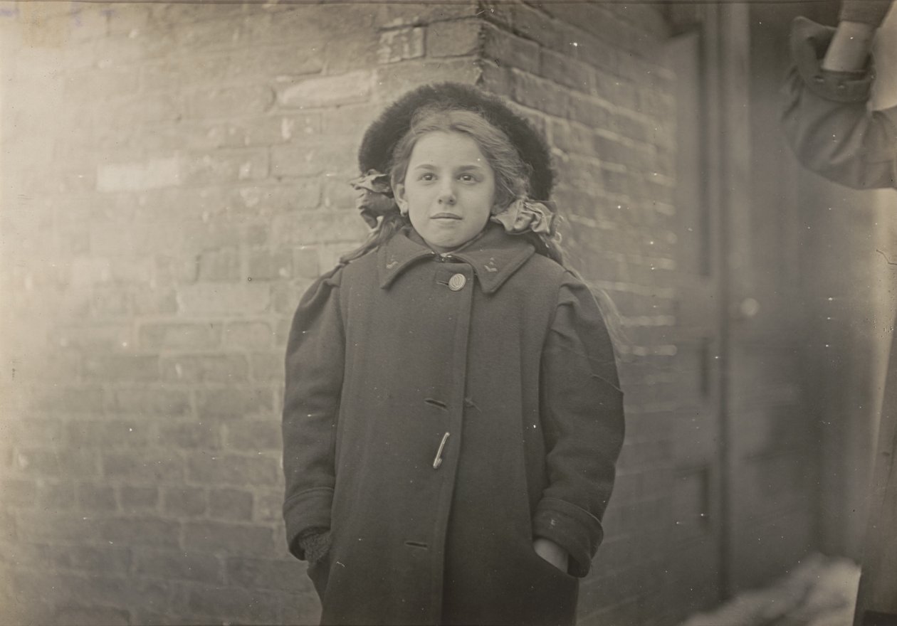 Mery Horn, garb pogłębiony przez ciężki ładunek papierów, które nosiła. Hartford, Connecticut, marzec 1909 autorstwa Lewis Wickes Hine