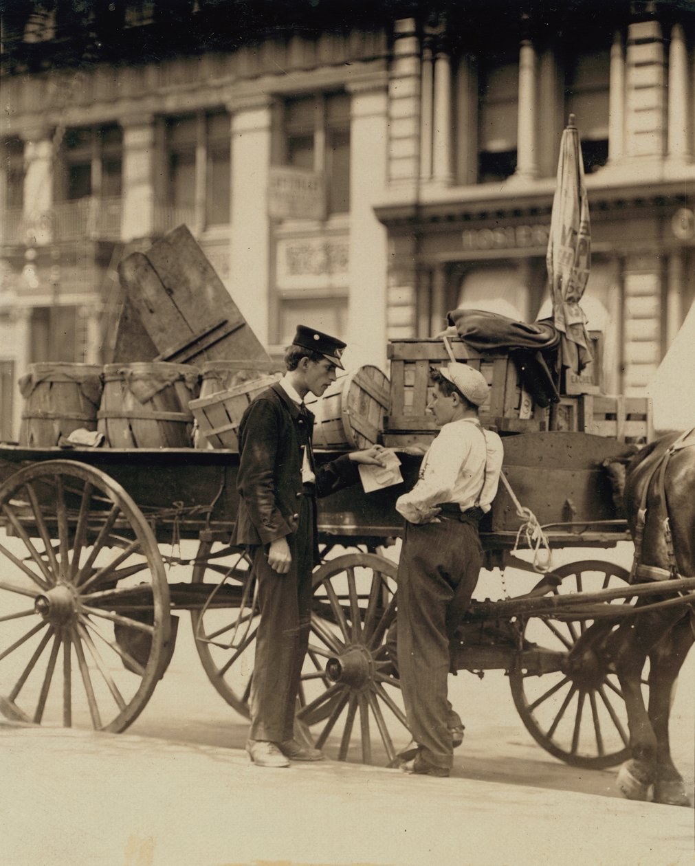 Messenger boys w rozmowie na Union Square, Nowy Jork autorstwa Lewis Wickes Hine
