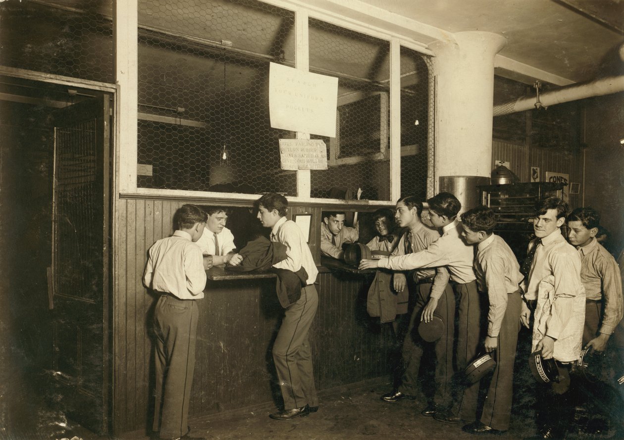 Posłańcy oddający swoje mundury w głównym biurze Postal Telegraph Co. w Nowym Jorku autorstwa Lewis Wickes Hine