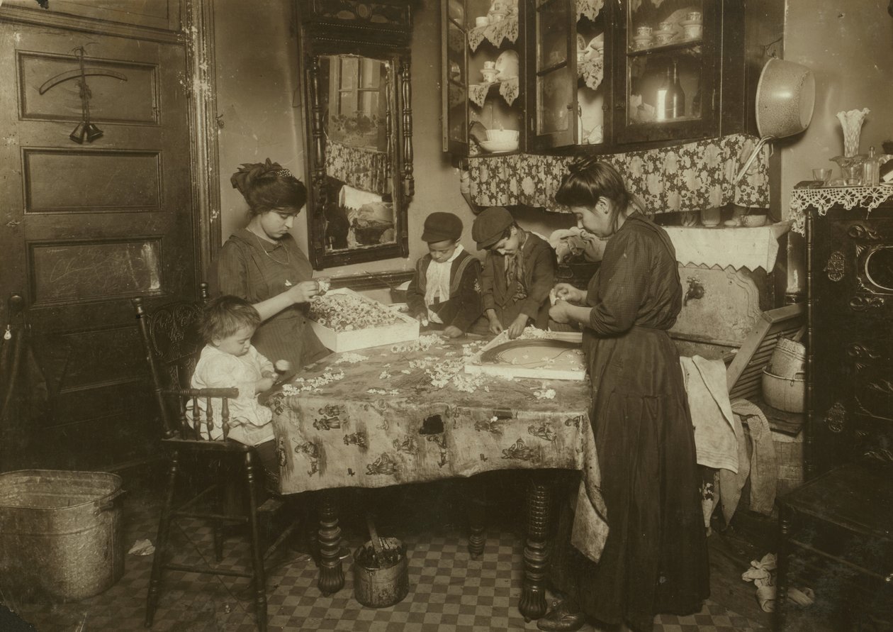 Pani Mette i jej dzieci (Josephine 13, Nicholas 6 i Johnnie 8 zarabiający w sumie tylko 40-50 centów dziennie) robią kwiaty w brudnej nowojorskiej kamienicy, 1911 autorstwa Lewis Wickes Hine