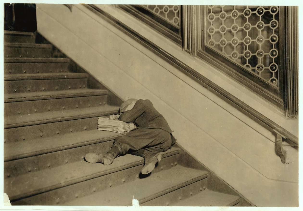 Gazeciarz śpi ze swoimi papierami w Jersey City, New Jersey, 1912 r. autorstwa Lewis Wickes Hine