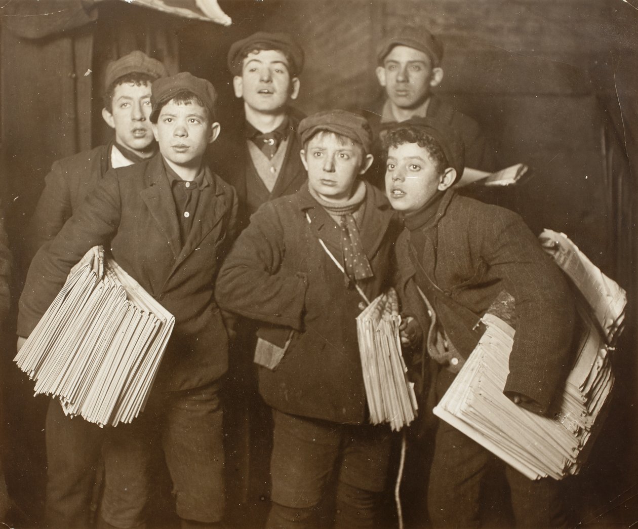 Chłopcy sprzedający gazety autorstwa Lewis Wickes Hine