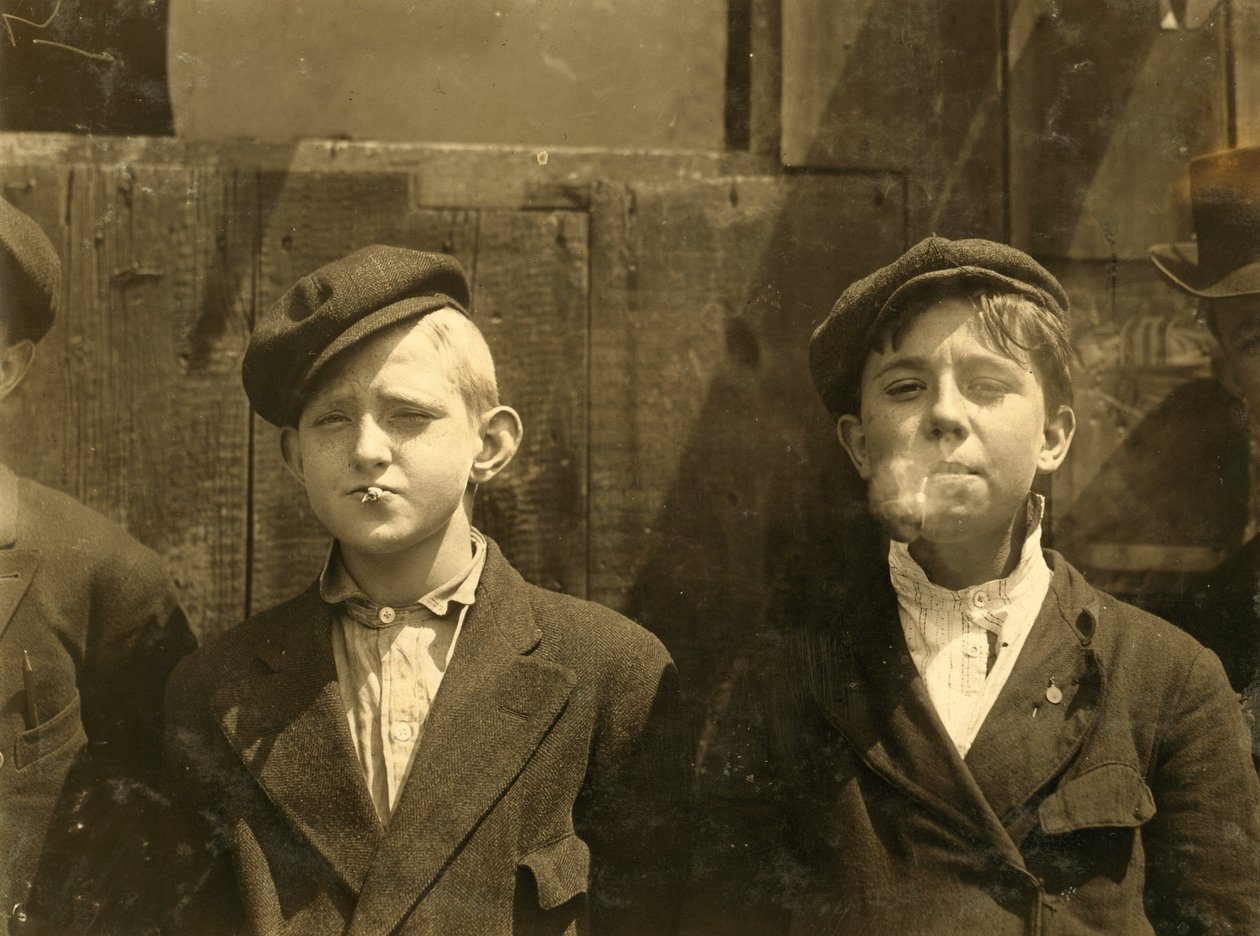 Gazeciarze mają przerwę na papierosa, St. Louis, Missouri. 1910 autorstwa Lewis Wickes Hine