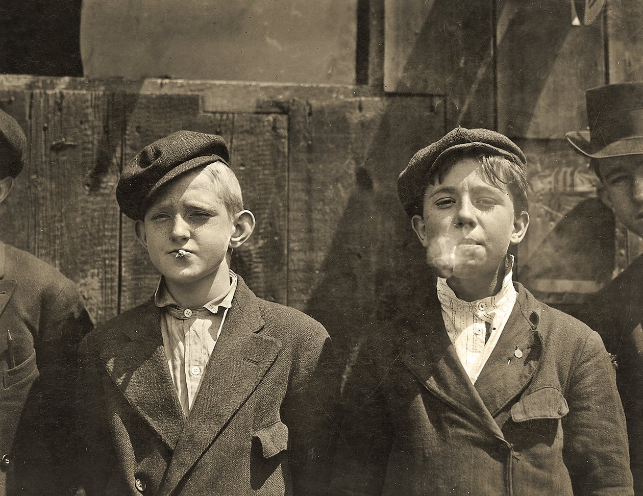 Gazeciarze mają przerwę na papierosa, St. Louis, Missouri. 1910 autorstwa Lewis Wickes Hine