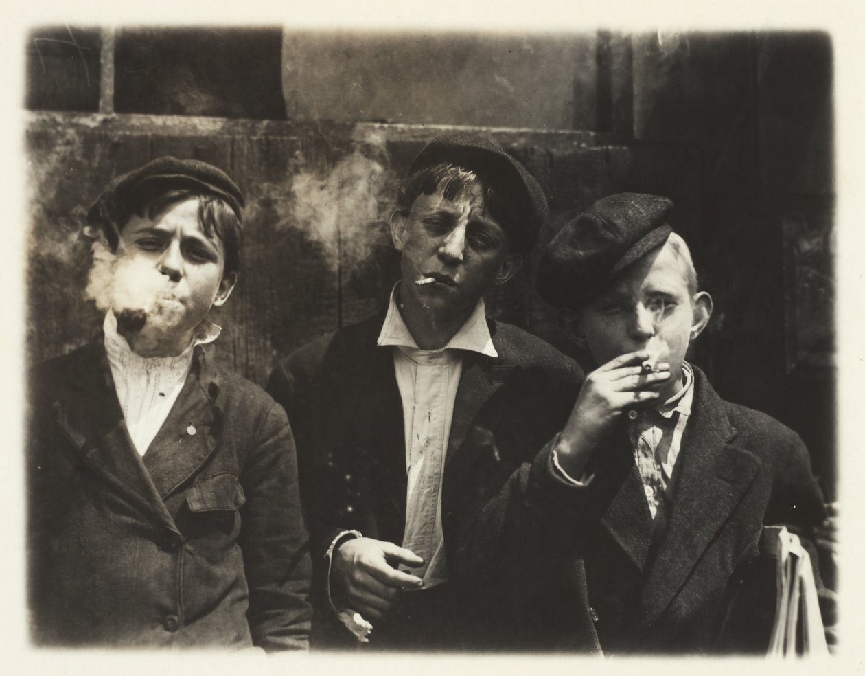 Newsies w Skeeter Branch, St. Louis, Missouri, godz. 11:00. autorstwa Lewis Wickes Hine