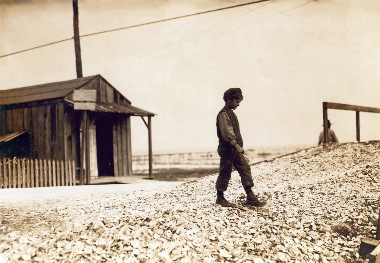 Jeden z młodych skubaczy ostryg, Pass Christian, Mississippi, luty 1911 (zdjęcie w sepii) autorstwa Lewis Wickes Hine