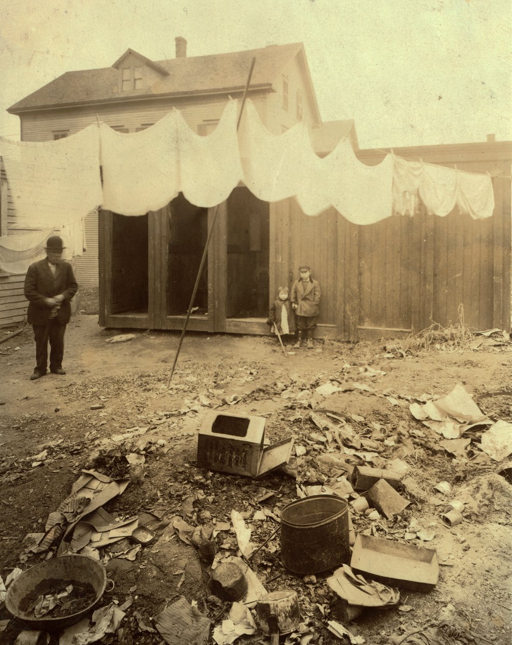 Budki gospodarcze na podwórku przy Borden Street w Providence, Rhode Island autorstwa Lewis Wickes Hine