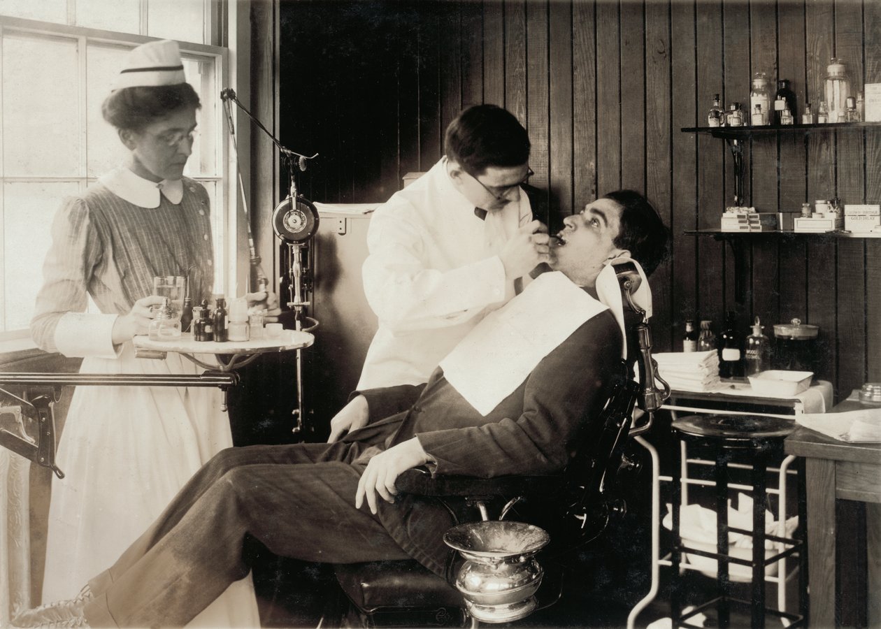 Pacjent wykonujący pracę dentystyczną autorstwa Lewis Wickes Hine